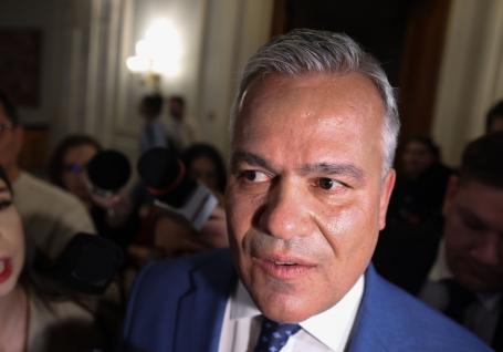Veștea ignoră ultimatumul PNL și nu renunță la mandatul de premier. Liberalii pregătesc excluderea sa din partid