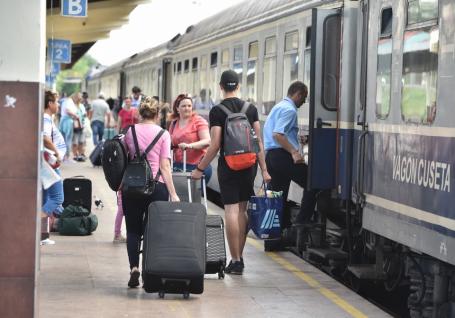 Au pornit Trenurile Soarelui: legături directe spre litoral până în septembrie. Cât costă trenul din Oradea spre Mangalia