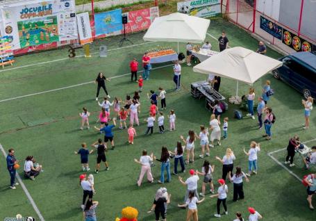 Bucuria de a dărui prin joacă: „Jocurile Copilăriei” au unit comunitatea orădeană pentru o cauză nobilă (FOTO)