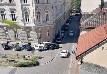 Trotuarele specialilor: Magistrații și avocații ocupă cu bolizii trotuarele Palatului de Justiție din Oradea