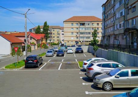 Locul de veci: Zeci de locuri de parcare de domiciliu în Oradea „rezervate” pe numele unor decedați