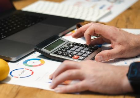 Amenzi record de 710 milioane de euro pentru 10 bănci din România pentru nereguli la stabilirea ROBOR. Banca Transilvania, BCR și Raiffeisen, cele mai mari sancțiuni
