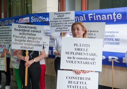 „Cu noi vă faceți treaba!”. Finanțiștii au protestat la Antifrauda Oradea, nemulțumiți de noua lege a salarizării (FOTO)