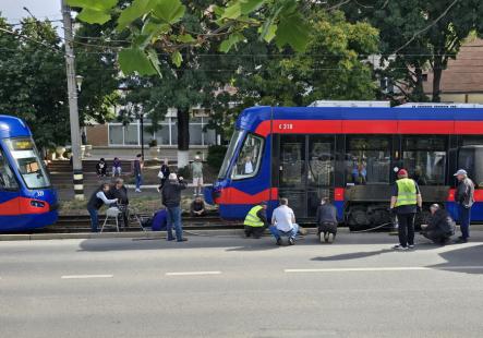 Tramvai Astra deraiat în Oradea, în Rogerius. Circulație blocată două ore (FOTO/VIDEO)