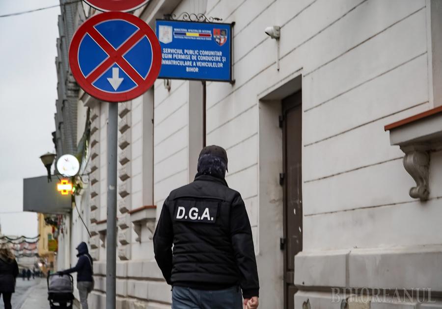 Polițistă de la Serviciul Înmatriculări Bihor, trimisă în judecată pentru 59 de șpăgi. Încasa bani aproape zilnic la ghișeu!