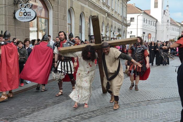 Scene deosebit de violente pe strazile Oradiei: Iisus a fost ...