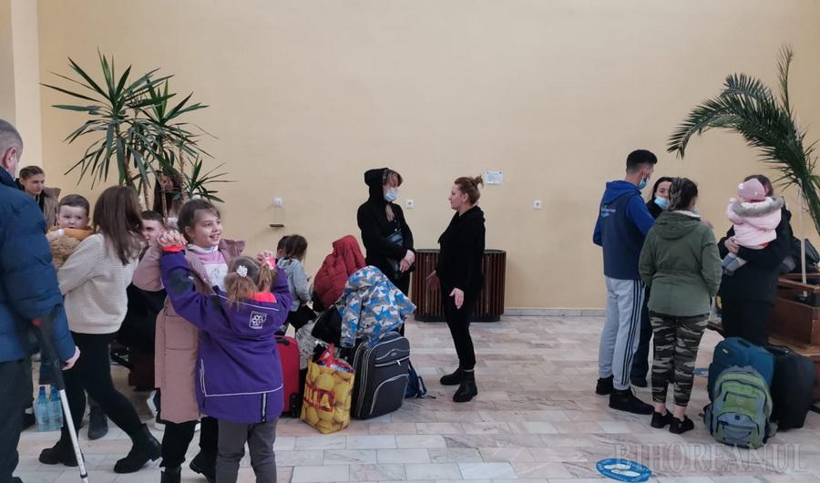 FOTO/VIDEO) Refugiati din Ucraina, inclusiv copii, au ajuns in Oradea,...