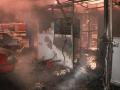 Un Fast Food distrus şi două maşini avariate, într-un incendiu lângă Gara Mare