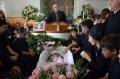 Fetiţa care a murit în ştrandul Ioşia a fost înmormântată în prezenţa a circa o mie de oameni, cu cântece bisericeşti şi fanfară (FOTO)