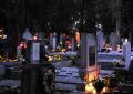 Ziua Morţilor a umplut cimitirul de lumină (FOTO)