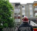 O întreagă scară de bloc în panică, după ce un apartament de la etajul 4 a luat foc (FOTO)