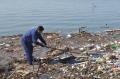 Voluntari pentru ape curate: Elevii şi localnicii au făcut curăţenie generală pe râul Barcău (FOTO)