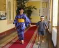 Orădeni în straie populare şi japonezi în kimono au dansat "Periniţa" la Primărie