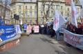 Sute de sindicalişti au protestat împotriva noului Cod al Muncii. Un PDL-ist a purtat o pancartă cu "Jos Băsescu" (FOTO)