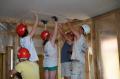 Lecţia irlandeză: Elevii unei şcoli din Dublin au construit 10 case în 5 zile pentru sărmanii Beiuşului (FOTO/VIDEO)