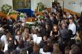 Fetiţa care a murit în ştrandul Ioşia a fost înmormântată în prezenţa a circa o mie de oameni, cu cântece bisericeşti şi fanfară (FOTO)