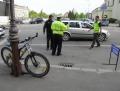 Militar neatent, n-a cedat trecerea şi a lovit un biciclist în faţa Primăriei