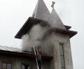 Biserica părintelui Pintea din Nufărul a luat foc. O autospecială ISU s-a răsturnat (FOTO/VIDEO)