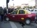 Două taxiuri s-au ciocnit în centru: O femeie a ajuns la spital