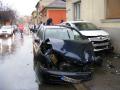 Două persoane rănite, plus patru maşini şi o casă lovite, într-un accident în centrul Oradiei (FOTO)