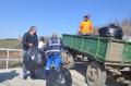 Voluntari pentru ape curate: Elevii şi localnicii au făcut curăţenie generală pe râul Barcău (FOTO)