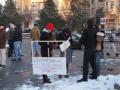 Protestatari anti-gaze de şist s-au legat cu sfori în Piaţa Unirii