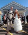 Miri cu capu-n nori: La nunta lui, un orădean mutat în SUA a sărit cu paraşuta din elicopterul pilotat de mireasă (FOTO/VIDEO)