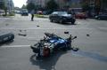 Motociclist versus Mercedes: Doi bărbaţi, tată şi fiu, au fost răniţi după ce au trecut pe roşu!