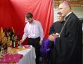 Candela care sfidează gravitaţia, cristale Swarovski şi vin de Santorini, la Catholic Expo