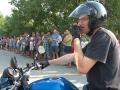 Motociclişti din Ungaria şi România şi-au comemorat un tovarăş decedat, prin cascadorii şi demonstraţii pe două roţi