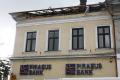 O bucată din acoperişul clădirii cu Piraeus Bank a căzut lovind o trecătoare în cap