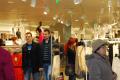 Sute de orădeni s-au aliniat la coadă pentru a fi primii clienţi ai magazinului H&M din Lotus Center (FOTO)