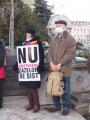 Protestatari anti-gaze de şist s-au legat cu sfori în Piaţa Unirii