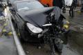 Un şofer de Mercedes a pus la pământ un stâlp de semafor din Decebal