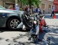 O şoferiţă de BMW seria 5 a făcut ţăndări o motocicletă