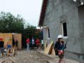 Lecţia irlandeză: Elevii unei şcoli din Dublin au construit 10 case în 5 zile pentru sărmanii Beiuşului (FOTO/VIDEO)