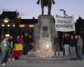Lumânări pentru tinerii care au murit în protestele împotriva comuniştilor, la Chişinău (FOTO)
