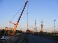 Spectacol matinal pe Podul Densuşianu: A început montarea grinzilor de susţinere a punţii (FOTO)