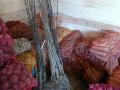 Alcool contrafăcut şi peste 27 de tone de legume, fructe şi ouă fără acte, confiscate în Piaţa Obor (FOTO)