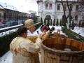 Credincioşii s-au înghesuit să-şi ia apă sfinţită de Bobotează (FOTO)