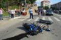 Motociclist versus Mercedes: Doi bărbaţi, tată şi fiu, au fost răniţi după ce au trecut pe roşu! (FOTO)