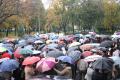 Fie ploaie, fie vânt, ei protestează: 400 de dascăli au strigat în stradă "Jos Guvernul" (FOTO)