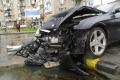 Un şofer de Mercedes a pus la pământ un stâlp de semafor din Decebal