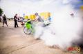 Ziua motoarelor: Motocicliştii încep noul sezon cu o paradă, iar fanii BMW se adună la un festival cu drifturi şi animatoare sexy (FOTO)