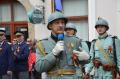 Ce n-a mai văzut Oradea: uniforme militare de epocă, româneşti şi prusace, au defilat pe Corso, acoperite cu flori de liliac (FOTO)