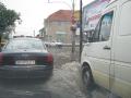 Rupere de nori la Oradea: Străzi inundate şi patru maşini distruse, după ce un acoperiş s-a prăbuşit