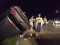 Patru răniţi, între care un copil, într-un accident pe centură: Un VW Tiguan s-a dat peste cap (FOTO)