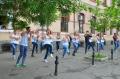 Elevii de la 'Şaguna' au dansat şi au făcut tumbe în faţa şcolii, militând împotriva excluziunii sociale (FOTO)