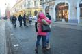 Ziua Internaţională a Îmbrăţişărilor: Elevi şi studenţi orădeni au împărţit îmbrăţişări pe Corso (FOTO)