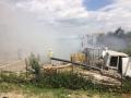 Incendiu cu explozii în Sântandrei: Un bărbat a ajuns la spital, cu arsuri pe mâini şi faţă (FOTO/VIDEO)